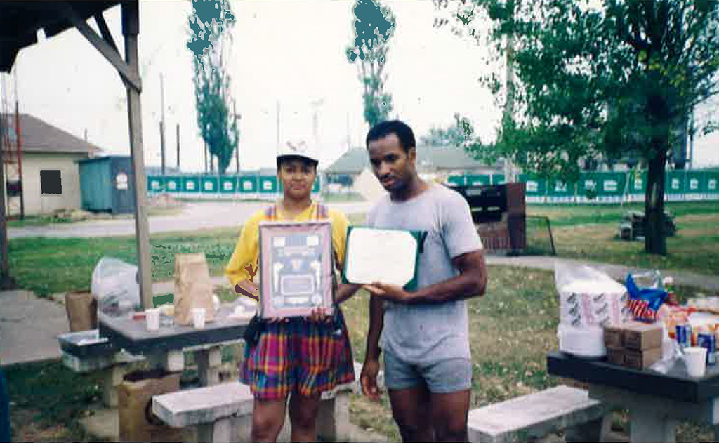 4th July5-K Fun-Run “Korea” Presenting Spc.4 Jackson with Tour Completion Award, 1992